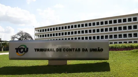 Fachada do Tribunal de Contas da União, em Brasília, com o letreiro do órgão no jardim.