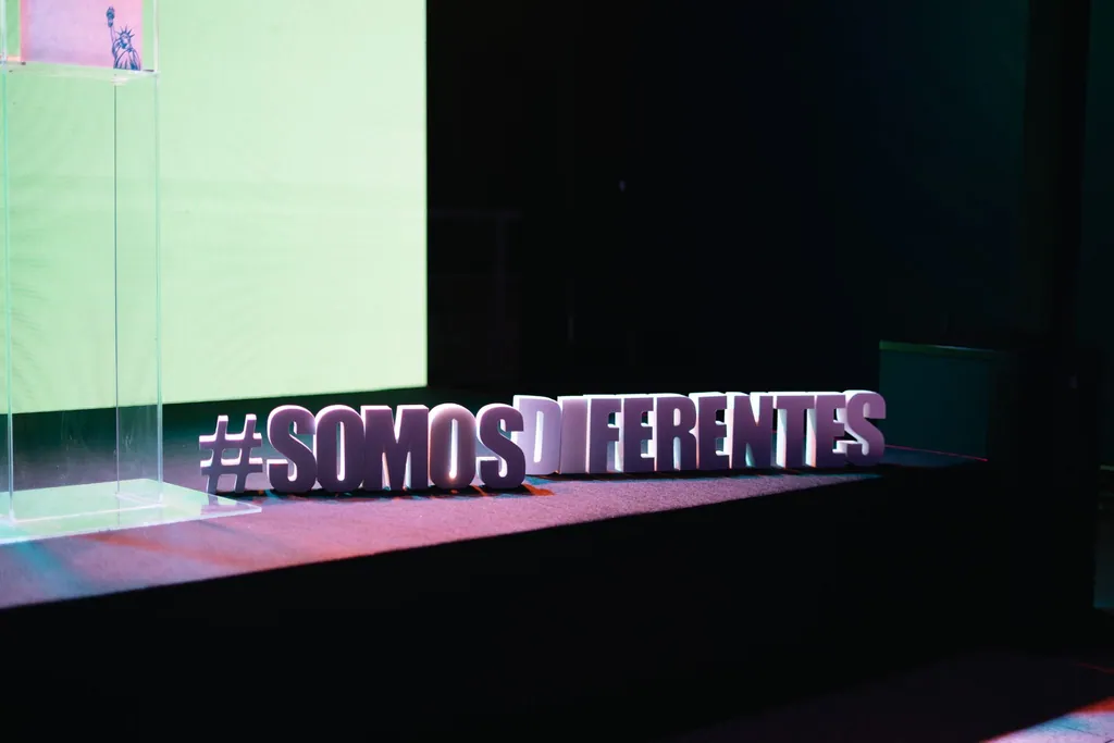 Letreiro #SOMOSDIFERENTES no palco do evento de inauguração da Liberty Card.