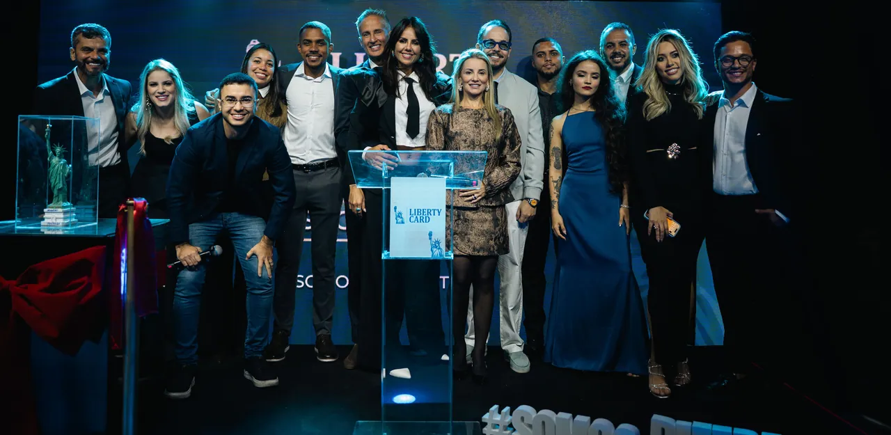 O time da Liberty Card lado a lado no palco, no evento de inauguração.